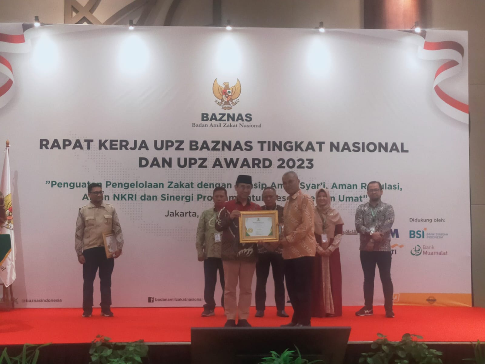 Ketua Pengurus UPZ BAZNAS Semen Padang, Durain Parmanoan (kanan), saat menerima penghargaan UPZ Awards 2023 yang diserahkan oleh Wakil Ketua BAZNAS RI H. Mohkhamad Mahdum, SE pada Rapat Kerja UPZ BAZNAS Tingkat Nasional dan UPZ Awards 2023 yang digelar pa